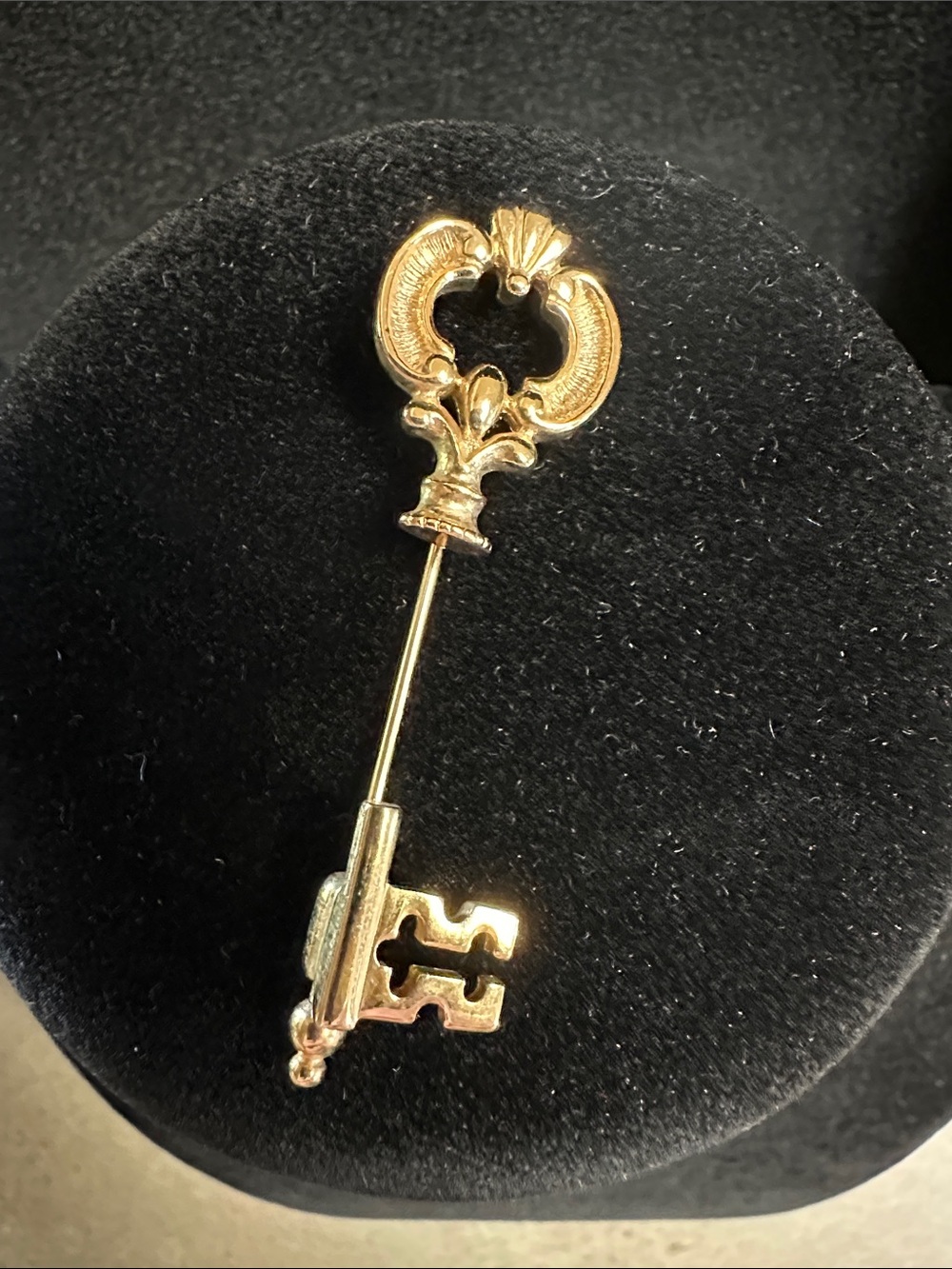 Avon Vintage 1978 Gold Tone Fashion Keynote Skeleton Key Stick Pin Brooch